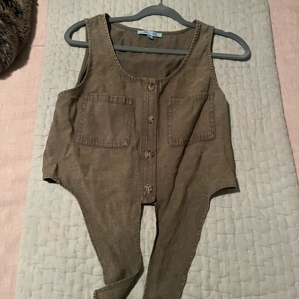Crop top tank that ties in front. Worn once and size small